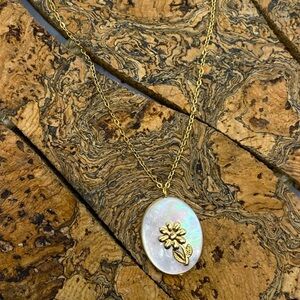 NEW Mother Of Pearl Daisy Pendant Necklace